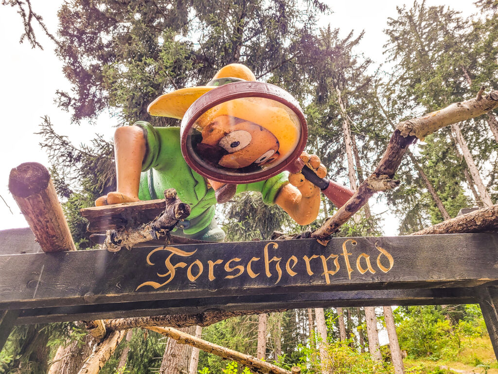 Forscher mit Lupe